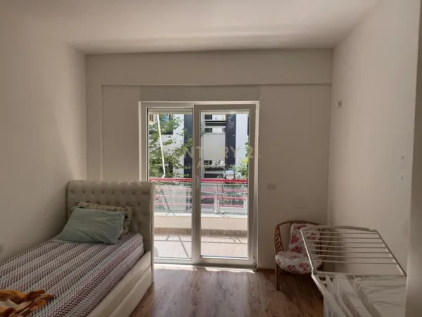 Tirane, jepet me qera apartament 2+1+Aneks+Ballkon Kati 2, 103 m² 750 € (Liqeni i thate)