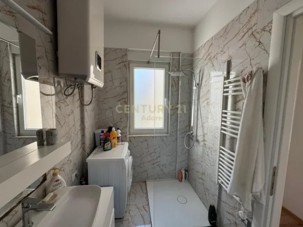 Tirane, jepet me qera apartament 2+1+Aneks+Ballkon Kati 2, 103 m² 750 € (Liqeni i thate)