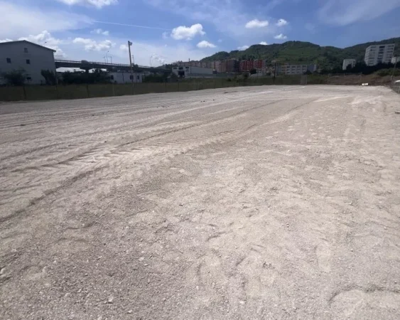 Tirane, shitet toke , 2.000 m² (Vore)