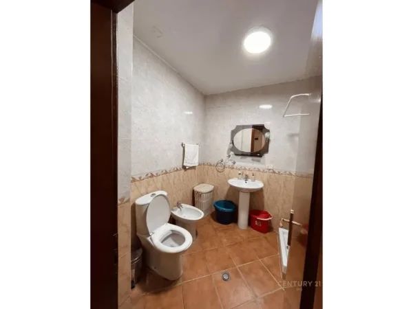 Tirane, jepet me qera apartament 2+1 Kati 2, 80 m² 550 € (Xhamllik)