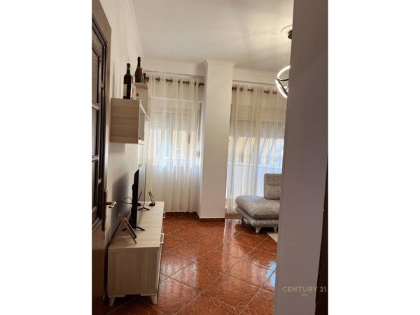 Tirane, jepet me qera apartament 2+1 Kati 2, 80 m² 550 € (Xhamllik)