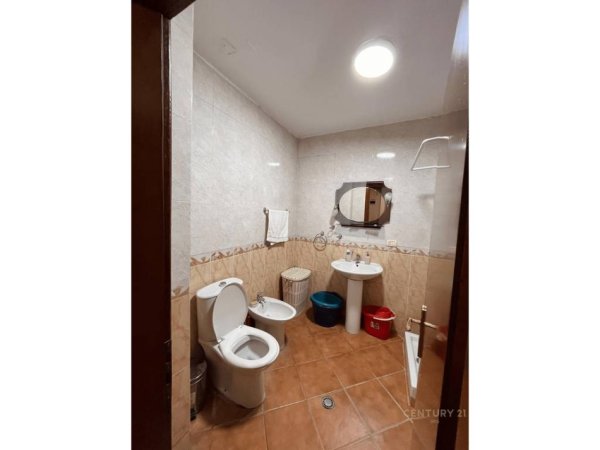 Tirane, jepet me qera apartament 2+1 Kati 2, 80 m² 550 € (Xhamllik)