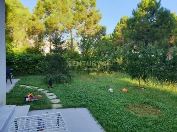 Durres, jepet me qera Vile 1 Katshe Kati 1, 130 m² 1.800 € (Gjiri i Lalezit)