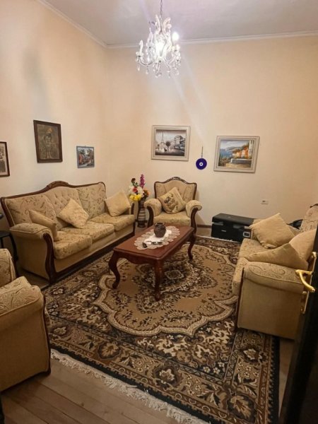 Tirane, jepet me qera Vile 1+1 Kati 2, 65 m² 500 € (Pranë Gjimnazit Partizani, Tiranë)