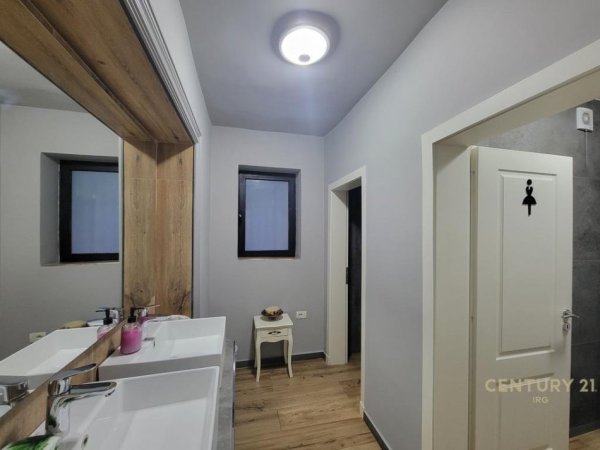 Tirane, jepet me qera ambjent biznesi Kati 0, 102 m² 2.000 € (Myslym Shyri)