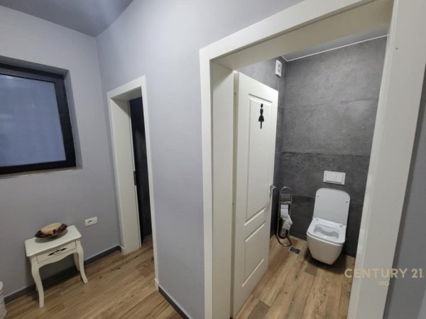 Tirane, jepet me qera ambjent biznesi Kati 0, 102 m² 2.000 € (Myslym Shyri)