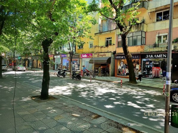 Tirane, jepet me qera ambjent biznesi Kati 0, 102 m² 2.000 € (Myslym Shyri)