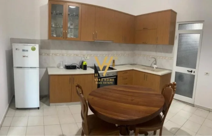 Tirane, jepet me qera Hyrje Vile 1+1+Ballkon Kati 2, 150 m² 500 € (SELVIA)