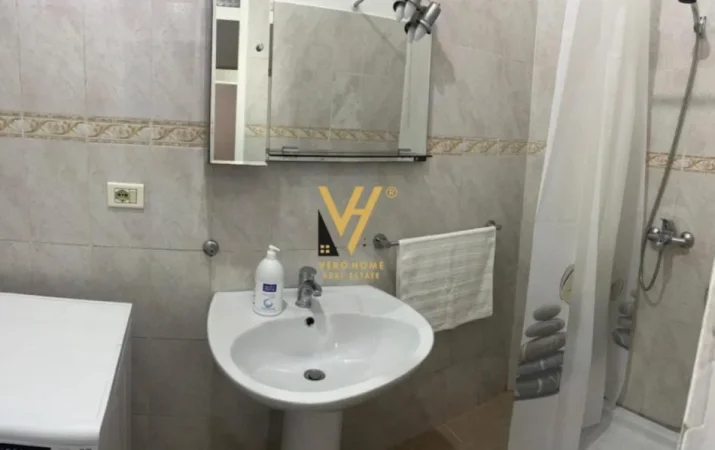 Tirane, jepet me qera Hyrje Vile 1+1+Ballkon Kati 2, 150 m² 500 € (SELVIA)