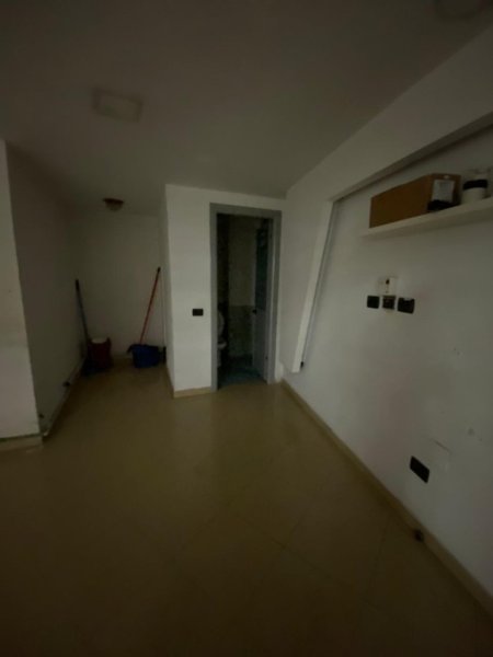 Tirane, jepet me qera dyqan , 72 m² 500 € 