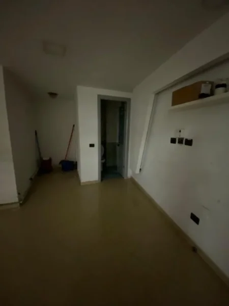 Tirane, jepet me qera dyqan , 72 m² 500 € 