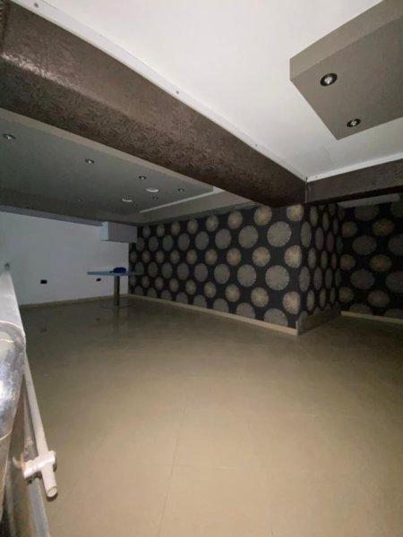 Tirane, jepet me qera dyqan , 72 m² 500 € 