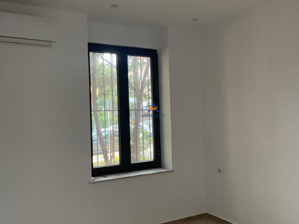 Tirane, jepet me qera zyre Kati 0, 50 m² 700 € (Stadiumi Dinamo)
