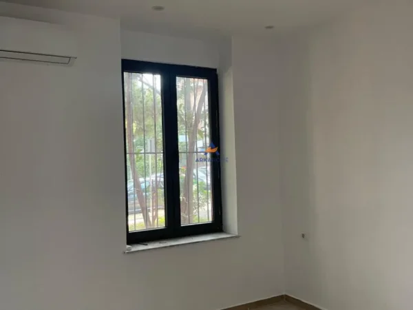 Tirane, jepet me qera zyre Kati 0, 50 m² 700 € (Stadiumi Dinamo)