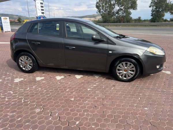 Lushnje, shitet makine Fiat Bravo 1.9 jtd Nafte, gri e erret manuale Kondicioner 280.000 km 2.000 €