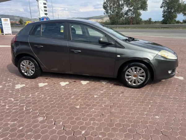 Lushnje, shitet makine Fiat Bravo 1.9 jtd Nafte, gri e erret manuale Kondicioner 280.000 km 2.000 €