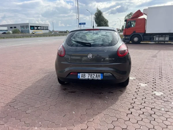 Lushnje, shitet makine Fiat Bravo 1.9 jtd Nafte, gri e erret manuale Kondicioner 280.000 km 2.000 €