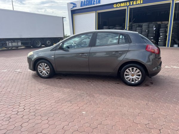 Lushnje, shitet makine Fiat Bravo 1.9 jtd Nafte, gri e erret manuale Kondicioner 280.000 km 2.000 €