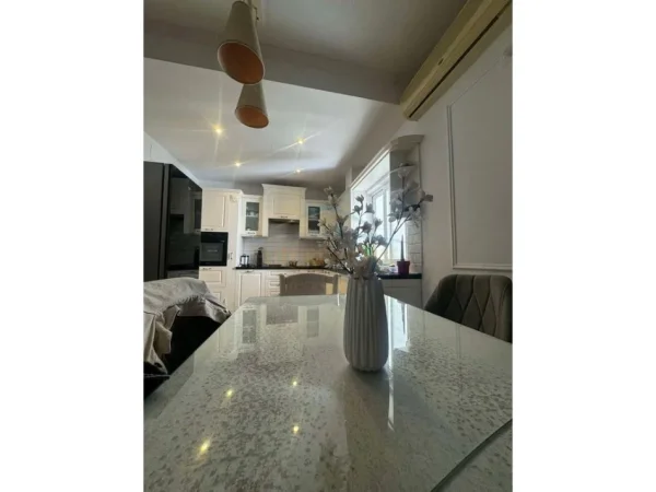 Tirane, jepet me qera apartament 3+1 Kati 5, 105 m² 1.000 € (QUARTUM Residence (Luxury), Rruga Jordan Misja , Tirane)