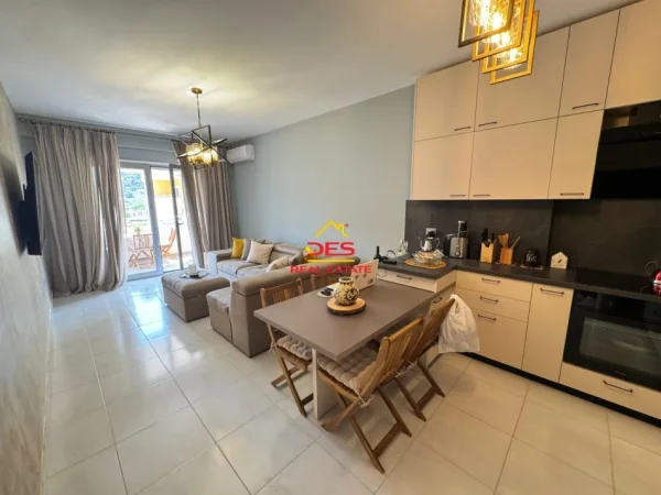 Vlore, jepet me qera apartament 1+1+Ballkon Kati 5, 70 m² 550 € (Rruga Murat Tërbaçi)