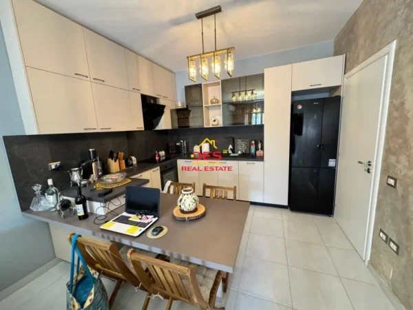 Vlore, jepet me qera apartament 1+1+Ballkon Kati 5, 70 m² 550 € (Rruga Murat Tërbaçi)