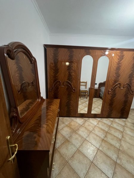 Tirane, jepet me qera apartament 2+1 Kati 4, 80 m² 550 € (QENDER)