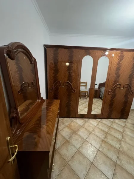 Tirane, jepet me qera apartament 2+1 Kati 4, 80 m² 550 € (QENDER)