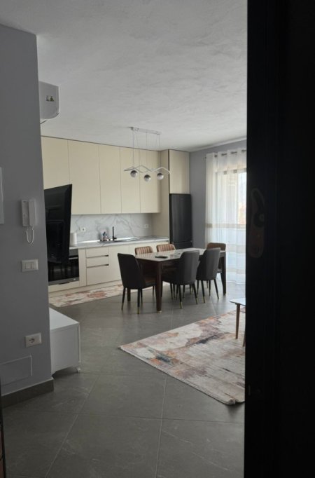 Tirane, jepet me qera apartament 2+1+Ballkon Kati 9, 95 m² 750 € (Ish Fusha e Aviacionit)