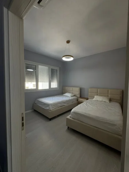 Tirane, jepet me qera apartament 2+1+Ballkon Kati 9, 95 m² 750 € (Ish Fusha e Aviacionit)