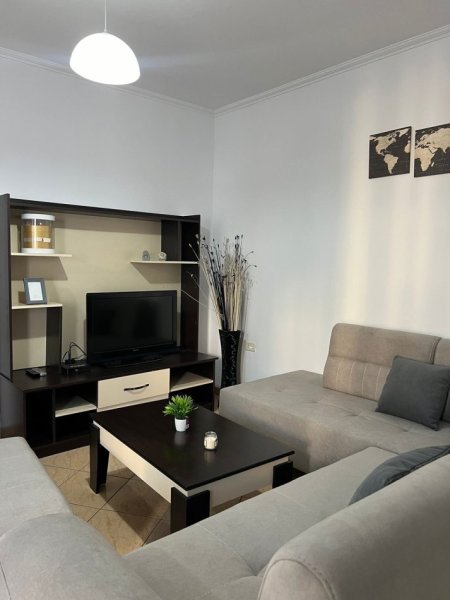 Tirane, jepet me qera apartament 1+1 Kati 7, 60 m² 500 € (PALLATI ME SHIGJETA)
