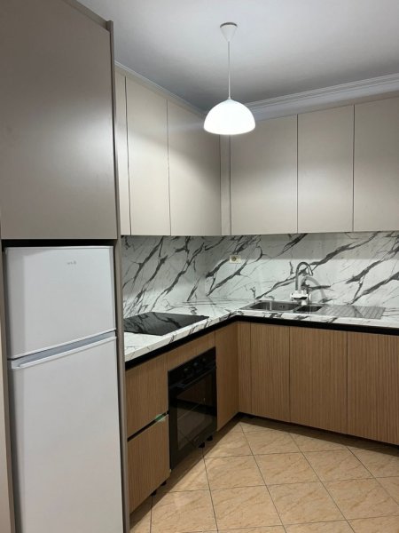 Tirane, jepet me qera apartament 1+1 Kati 7, 60 m² 500 € (PALLATI ME SHIGJETA)