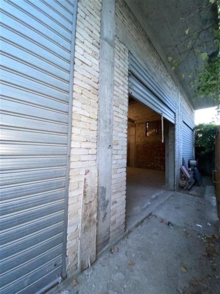 Tirane, jepet me qera magazine Kati 0, 130 m² 750 € (KOMBINAT)