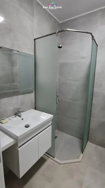 Tirane, jepet me qera apartament 1+1+Ballkon Kati 6, 60 m² 600 € (Bedri Karapici)