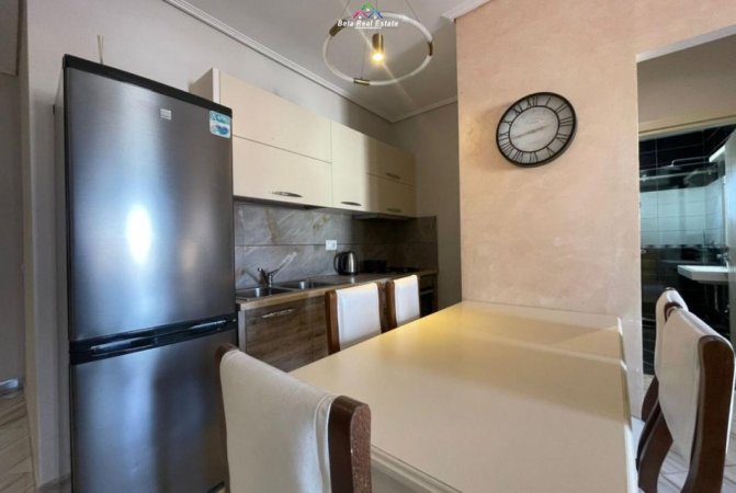 Tirane, jepet me qera apartament 2+1 Kati 9, 98 m² 750 € (PRANE KARBURANT KASTRATIT)