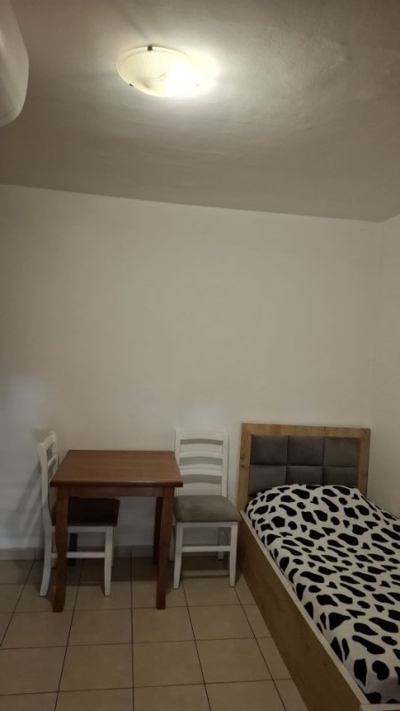 Tirane, jepet me qera vetem 1 dhome Kati 1, 25 m² 300 €, vetem per 1 person