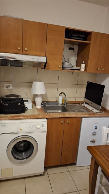 Tirane, jepet me qera vetem 1 dhome Kati 1, 25 m² 300 €, vetem per 1 person