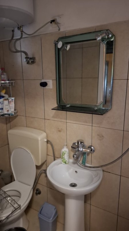 Tirane, jepet me qera vetem 1 dhome Kati 1, 25 m² 300 €, vetem per 1 person