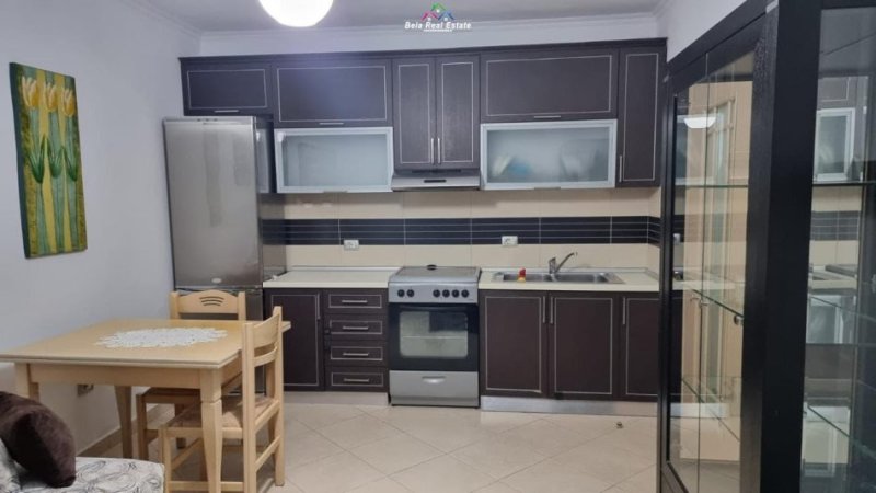 Tirane, jepet me qera apartament 1+1+Ballkon Kati 5, 60 m² 500 € (mine peza)