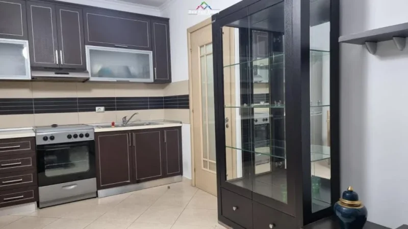 Tirane, jepet me qera apartament 1+1+Ballkon Kati 5, 60 m² 500 € (mine peza)