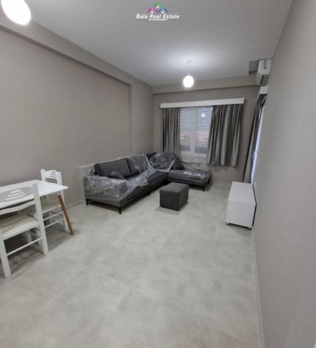 Tirane, jepet me qera apartament 1+1+Ballkon Kati 6, 600 m² 600 € (tek rezidenca Henke)