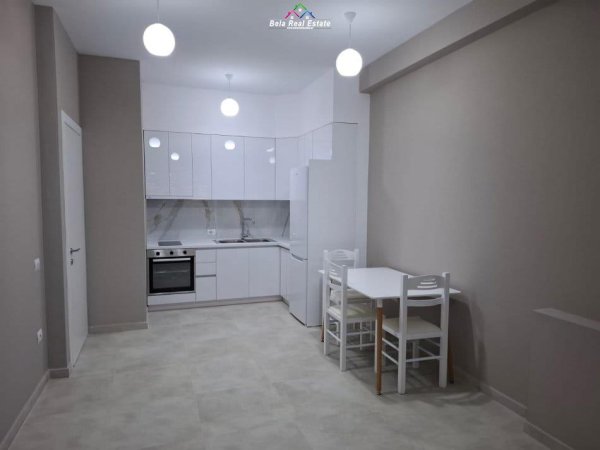 Tirane, jepet me qera apartament 1+1+Ballkon Kati 6, 600 m² 600 € (tek rezidenca Henke)