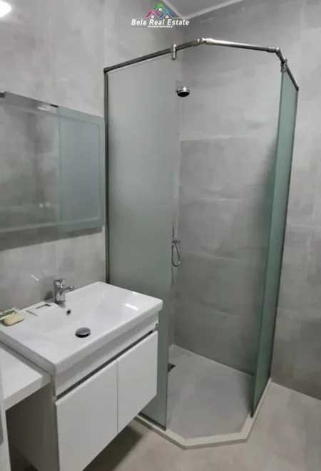 Tirane, jepet me qera apartament 1+1+Ballkon Kati 6, 600 m² 600 € (tek rezidenca Henke)