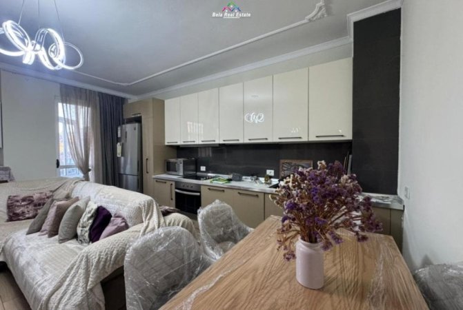 Tirane, jepet me qera apartament 3+1+Ballkon Kati 3, 100 m² 1.050 € (Prane ish Ekspozites)