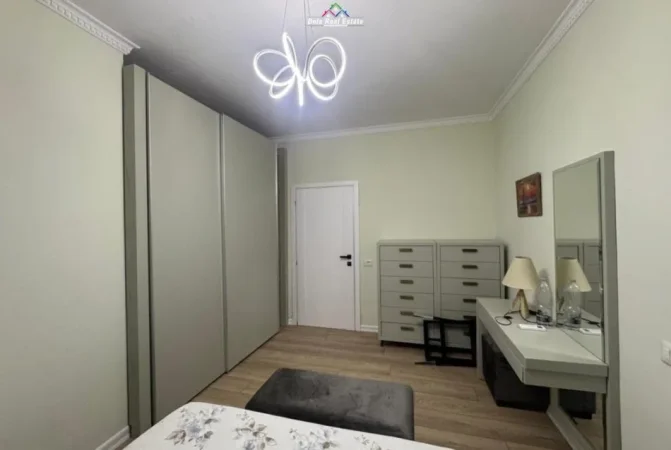 Tirane, jepet me qera apartament 3+1+Ballkon Kati 3, 100 m² 1.200 € (Prane ish Ekspozites)