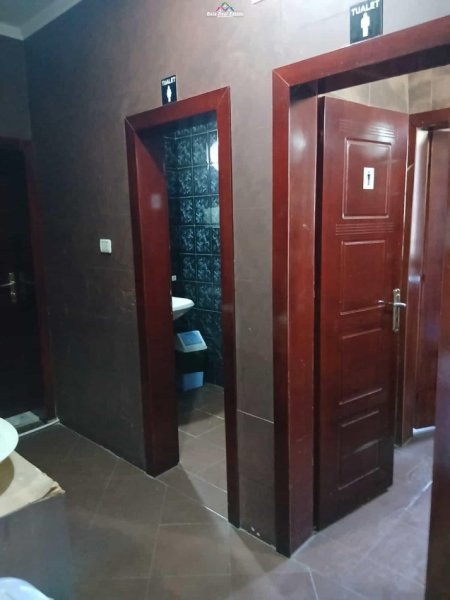 Tirane, jepet me qera zyre Kati 2, 160 m² 200.000 leke te reja (rruga e dibres)