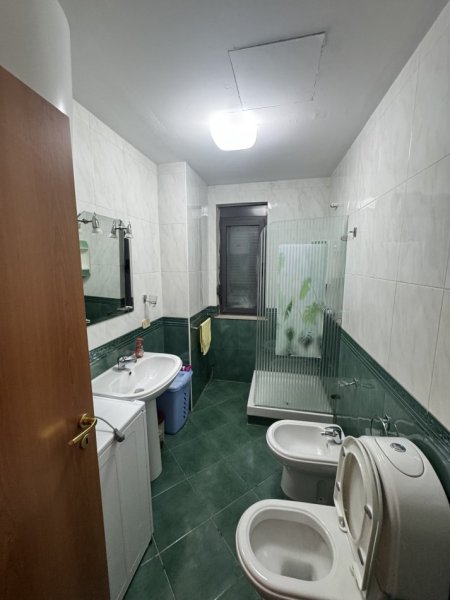 Tirane, jepet me qera apartament 2+1+2+2Bllk, Kati 6, 100 m² 700 € (Rr. Qemal Stafa te Prokuroria)