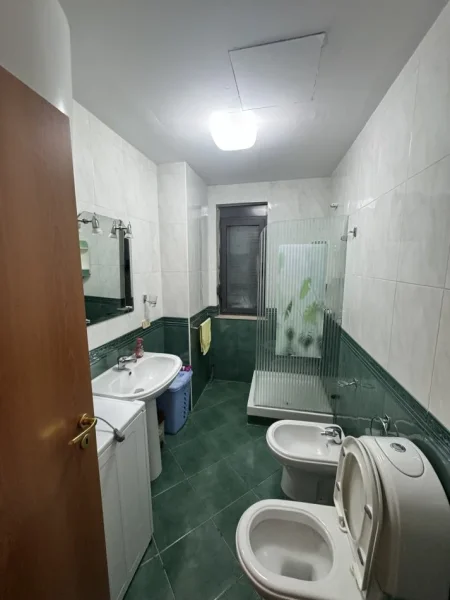 Tirane, jepet me qera apartament 2+1+2+2Bllk, Kati 6, 100 m² 700 € (Rr. Qemal Stafa te Prokuroria)