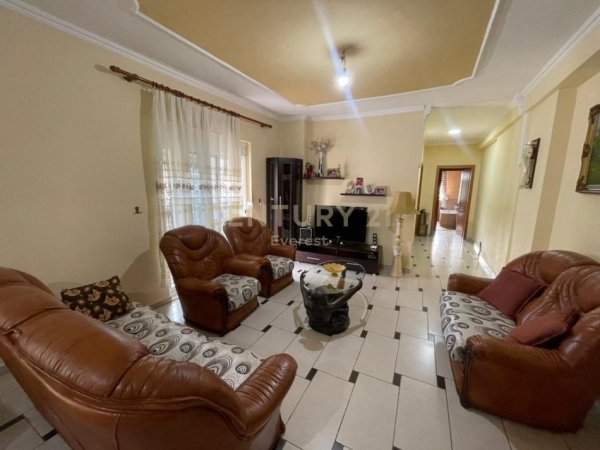 Tirane, jepet me qera apartament 1+1 Kati 3, 60 m² 450 € (Ali Dem)