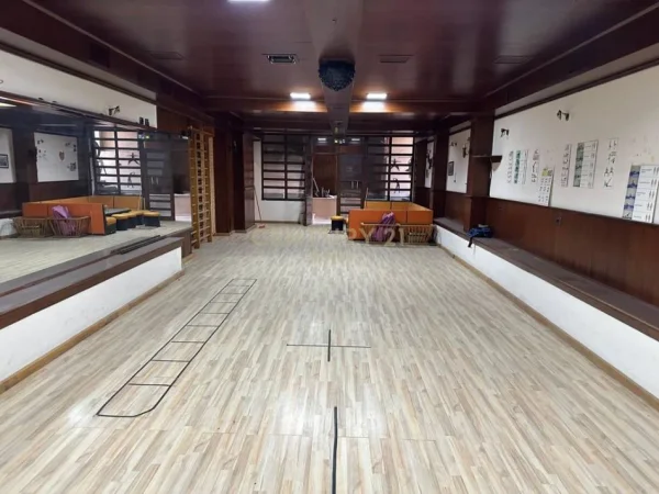 Tirane, jepet me qera ambjent biznesi Kati 0, 110 m² 800 € (Allias)