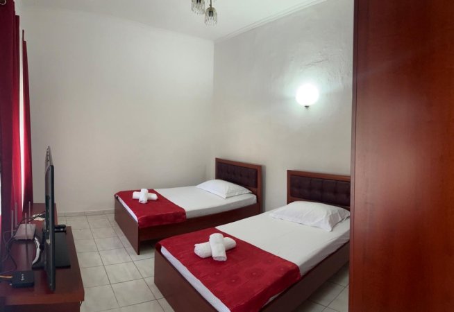 Tirane, jepet me qera apartament 1+1+Aneks+Ballkon Kati 2, 80 m² 500 € (Prane Pazarit te ri)